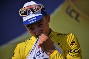 Julian Alaphilippe kysser den gule førertrøje, som han har kæmpet for at beholde - og generobre - siden årets 3. etape i Tour de France. (Photo by Marco Bertorello / AFP)
  