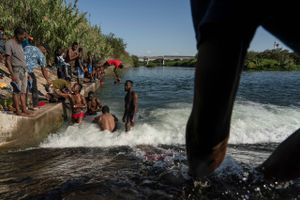 Det amerikanske grænseagentur lukker nu for en overgang, hvor tusindvis af migranter er strømmet ind i USA.