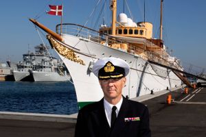 60 år: Jagtkaptajn og chef for kongeskibet "Dannebrog" Peter Schinkel Stamp står ved roret på dronningens sommertogter, men skibet har også været på langfart.