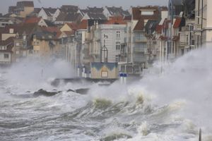 Stormen Eunice har kostet tre personer livet i Storbritannien, og over 200.000 hjem er fortsat uden strøm.