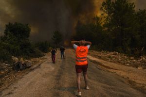Indtil nu er hoteller ikke påvirket på Rhodos af ild og røg. Men langs Tyrkiets sydlige kyst er otte døde.