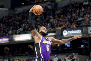 Med 39 point var basketballstjernen LeBron James toneangivende for Lakers i sejren over Pacers.