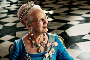 Havde hun haft et almindeligt arbejde, kunne dronning Margrethe nu indstilles til Den Kongelige Belønningsmedalje. Folk, der har mødt hende i embeds medfør, er både blevet sønderknust, benovede og pinligt berørt, men ikke mindst imponeret.