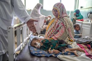 Læger uden Grænser advarer om, at Afghanistan er på vej mod en sundhedskatastrofe. De offentlige hospitaler er brudt sammen. 