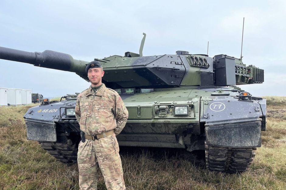 Det gælder om at være forudseende, når man som Max Muijs styrer et bæltekøretøj på 68 ton. Vi mødte den erfarne kampvognskommandør, da Forsvaret præsenterede de nye, faceliftede Leopard 2 A7-kampvogne. Artiklen er første gang publiceret den 30. december 2021. Vi har valgt at bringe den igen i lettere modificeret udgave, da Leopard-kampvogne muligvis snart sendes til Ukraine fra flere lande.