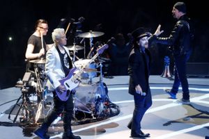 U2 er efterhånden mænd omkring de 60. Men der er stadig krummer i bandet, der her er fotograferet under en koncert i Californien i 2018. Foto: Mario Anzuoni/Reuters
