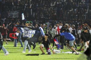 174 mennesker er døde i optøjer efter en fodboldkamp i Malang, hvor politi brugte tåregas mod fans på banen.