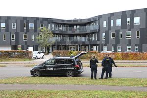 Politiet har forgæves efterlyst to unge mænd, der var vidne til knivdrabet på en gravid kvinde i Holbæk torsdag. Nu peger efterforskningen på en god grund til, at de ikke vil i kontakt med politiet.
