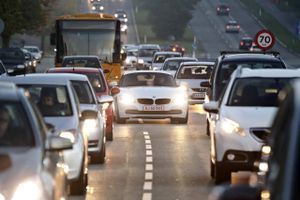 Det vil skade bilisterne, hvis færre tager bus og tog. Det vil give flere bilkøer og mere luftforurening, viser en analyse fra konsulentfirmaet Cowi.