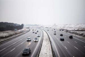 Sneen er faldet landet over, og det giver en del arbejde for Vejdirektoratet, der står for at rydde de danske statsveje. Her opfordrer vagthavende danske bilister til at være opmærksomme.