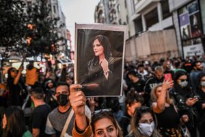 Sidste år blev den 22-årige kurdiske kvinde Mahsa Amini banket ihjel af det iranske religiøse politi, men danske feminister har ikke en forestilling om, hvad det vil sige at være kvinde i et islamiske præstestyret land og synes måske heller ikke, det er deres anliggende, skriver Pia Kjærsgaard. Arkivfoto: Ozan Kose