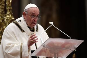 Det er tid til at fokusere på ydmyghed i stedet for at beklage os, siger pave Frans under midnatsmessen i Rom.