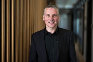 Hvad er det, der er gået galt i Socialdemokratiet i Randers, som øjensynligt har gigantiske indre stridigheder? Der er nok ikke gået andet galt end i andre partier lokalt og nationalt: Man kæmper indædt IMOD partifællerne. I Randers er kampen formentlig blot blevet mere hårdnakket, langtrukken og bitter end i andre partier lokalt eller på Christiansborg. Men kampene findes i alle partier overalt i landet.