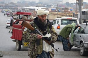 Tusindvis af afghanere står i køer i håb om at få pas af Taliban-myndighederne.