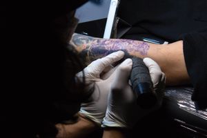 En gruppe tatovører kæmper for at blive legaliseret, så de ikke længere skal gemme sig. De håber at få den anerkendelse, de mener, de fortjener.