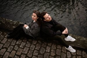 I Julie Rudbæk og Jesper Zuschlags debutspillefilm, "Elsker dig for tiden", undersøger de, hvilke forventninger vi har til kærligheden, og om vores stræben efter den evige kærlighed overhovedet holder i den verden, vi lever i i dag