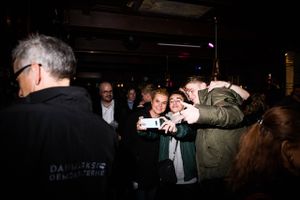Inger Støjberg står til at trække hver 10. stemme på valgdagen. En tur med hendes valgbus viser, at mange af hendes vælgere ikke kender hendes politik. Selv afviser hun at fremlægge samlet økonomisk politik, og hun vil ikke svare på konkrete spørgsmål om landbrug, klima og skat. 