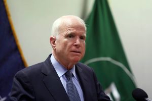 81-årige McCain har været senator i over 30 år. Han var i adskillige år krigsfange under Vietnam-krigen, og her blev han gentagne gange udsat for tortur. Foto: Rahmat Gul/AP