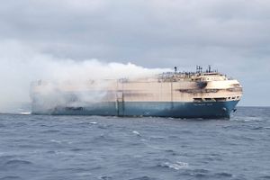 Fragtskib med 4.000 biler brænder fortsat op i Atlanterhavet. Flere ting gør det vanskeligt at slukke ilden.