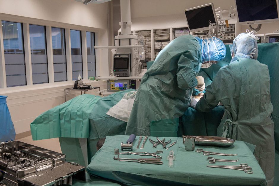 Formand for hospitalsudvalget kalder sagen om de forsinkede kræftpatienter katastrofal, og cheflægen erkender, at der skulle være handlet hurtigere. Samtidig peger hun på, at et center til kompliceret mave-tarmkræft er for lidt.