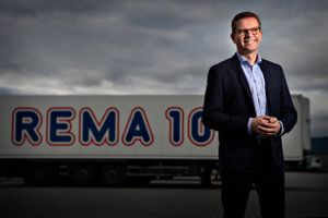 Discountkæde Rema 1000 melder om en salgsfremgang i corona-året. så markedsandelen igen er øget op. Året udløser millioner til både kædens 357 købmand rundt om i landet og den norske ejerfamilie bag det danske selskab. 
