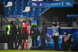 Der er allerede masser af reklamer i forbindelse med fodboldkampe, både for tv-seerne og tilskuerne på stadion. Nu kan der komme et nyt aspekt i forbindelse med VAR-pauserne, hvor dommerne kan blive kaldt ud til sidelinjen for at gense en situation fra kampen som her i den italienske Super Cup mellem Napoli og Juventus. Foto: MIGUEL MEDINA / AFP