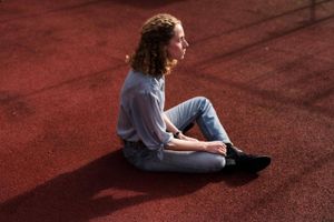  Helene Johanne Christensen debuterer fint med sirlige og virkelig digtagtige digte om du, jeg og lyset.