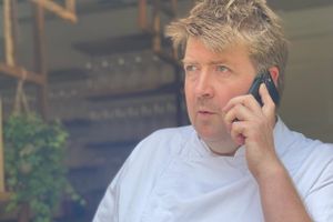 Restaurant Mota var én ud af blot to danske restauranter, der har har fået deres første Michelin-stjerne ved dette års uddeling. Ifølge køkkenchef Claus Henriksen skyldes det en eftertænksom forankring i lokalmiljøet og en særlig ret med hvide asparges, der ændrede alt. 