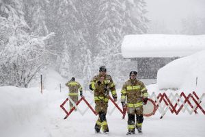 Flere er døde som følge af kraftigt snevejr i Alperne, og det rammer også skiturister, når de skal hjem.