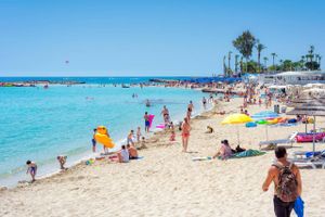 Nissi Beach er kendt for sin familievenlige strand og for sit livlige natteliv, der bl.a. byder på skumfester. Foto: Getty Images