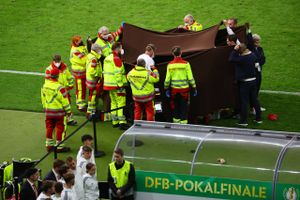 Præmieoverrækkelse måtte udsættes, da person kollapsede på banen efter pokalfinale mellem Leipzig og Freiburg.