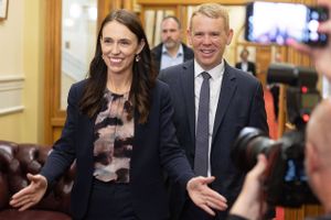 New Zealands kommende premierminister, Chris Hipkins, vil prioritere, at der bliver skåret i den afgående regerings ambitiøse arbejdsplan, så der i stedet bliver plads de presserende emner. Han mener, at den har gabt over for meget. 