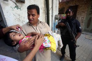 Kampen mod sygdomme som polio risikerer at blive bombet årtier tilbage, advarer WHO og Unicef. 