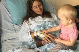 Efter kræftoperationen fik Maria Beeken besøg af familien på hospitalet. Lille Chili var endnu ikke fyldt et år, da hendes mor fik fjernet livmoderen efter sin kræftdiagnose. Foto: Privat