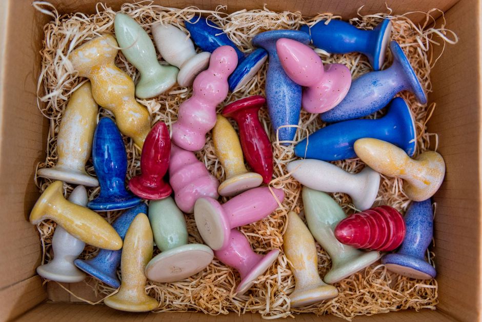 Keramiker Tinne Maria Andersen laver mere end kunst og kopper. Hun skaber keramisk sexlegetøj, der med et æstetisk udtryk er tiltænkt at stå fremme. Men hvorfor overhovedet sætte sit sexliv til skue? 
