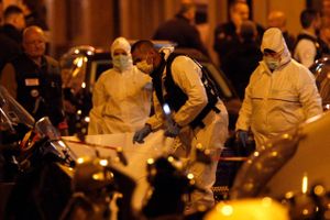 Efter angrebet midt i Paris lørdag aften blev det omkringliggende område spærret af, og en massiv politistyrke samlede sig. Foto: Thibault Camus/AP