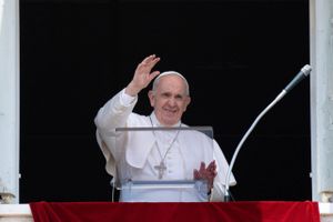 Det er tvivlsomt, om pave Frans når tilbage til Vatikanet tids nok til næste søndagsmesse efter en operation.