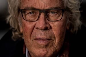 Jørgen Leth har det svært, når han vågner. Den berømte filmskaber lider af morgendepressioner og plager ofte sig selv med alt det, han ikke har nået, når han ligger tung i sengen og venter på at samle energi til at komme i gang med dagen.