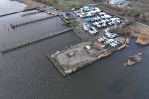 Flydeponton ved Dronningborg Lystbådehavn skal snart huse vandsport og sauna til vinterbadere.