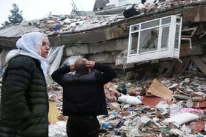 Tyrkiet er blevet ramt af et voldsomt jordskælv natten til mandag. Der er adskillige døde og flere andre lande i regionen er også påvirket. Få seneste nyt her.