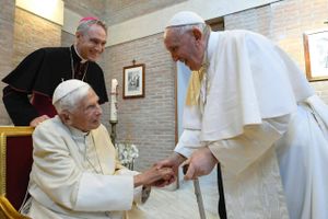 Den 95-årige, tidligere pave Benedikt er "meget syg", siger pave Frans. Benedikt trak sig som pave i 2013.