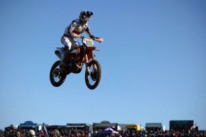 Hovedskader efter et voldsomt styrt lørdag har sendt motocrosskøreren Thomas Kjer Olsen i kunstig koma.