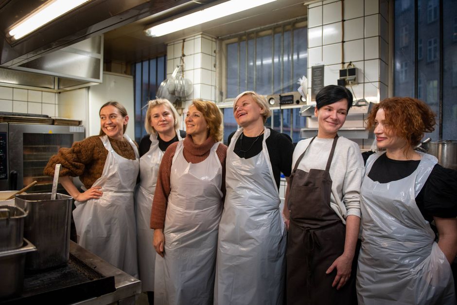 Den kendte Aarhus-restaurant har de seneste måneder ansat seks ukrainere i køkkenet – til alles store tilfredshed.