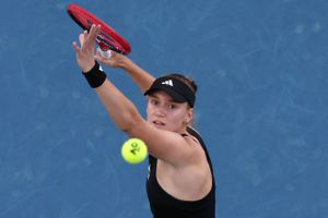 Elena Rybakina er klar til finalen i Australian Open mod Aryna Sabalenka efter sejr over Victoria Azarenka. 
