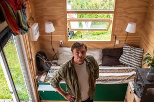 En 32-årig aarhusianer er i gang med et livseksperiment. Han har sagt sit job op og bor nu i et selvbygget hus på 14 kvadratmeter i udkanten af Aarhus.