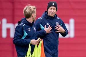 Kasper Schmeichel er ikke selvskrevet førstevalg. Han er i hård konkurrence med formstærk Frederik Rønnow.