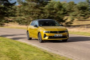 Den nye Opel Astra er en af klassens skarpeste biler at skue og tilbyder høj komfort og kvalitet. Til gengæld er der også et par indbyggede ulemper.
