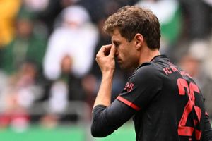 Bayern München tabte på udebane til Augsburg, mens Dortmund slog Schalke i rivalopgøret i Ruhrdistriktet.