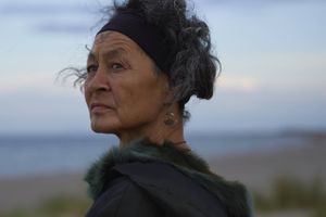 Aaju Peters er blevet koloniseret to gange. I både Danmark og Canada. Nu får vi dokumentarfilmen om kvinden, der kæmper for inuitterne og andre oprindelige folkeslags sag. Filmen handler dog mere om en søgende sjæl end om sagen.