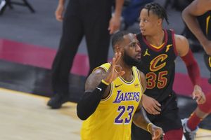 Los Angeles Lakers henter kneben sejr ude mod Cleveland. LeBron James scorer 22 point i fjerde quarter. 